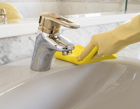 Professional deep cleaning for a bathroom in Canary Wharf